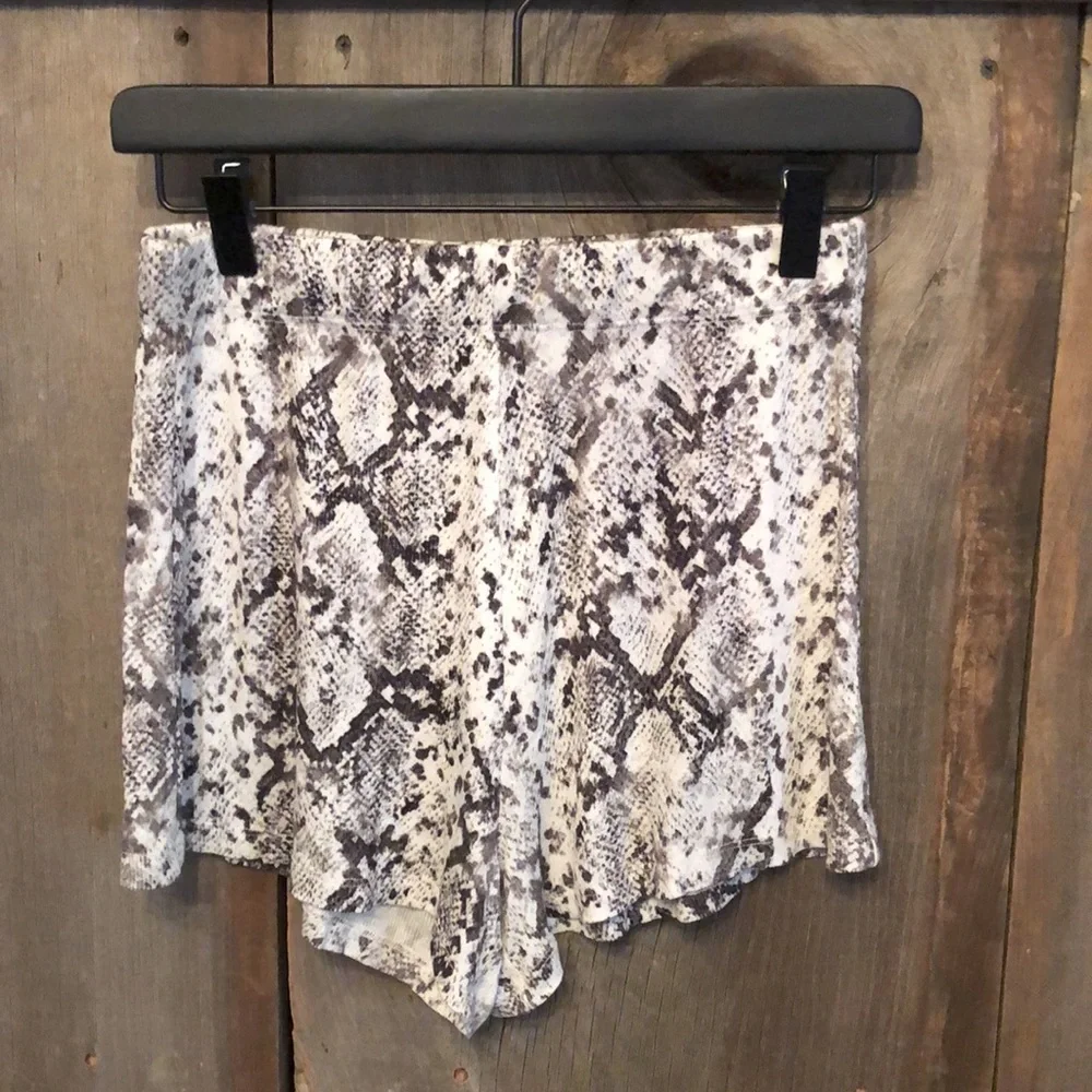 Olivaceous Shorts in Snakeskin Print Black White Size Small